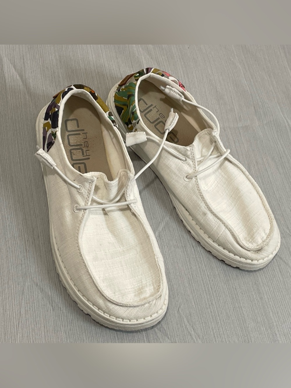 Hey Dude White Linen Slip-On loafers with Patterned Heel Sz 9
